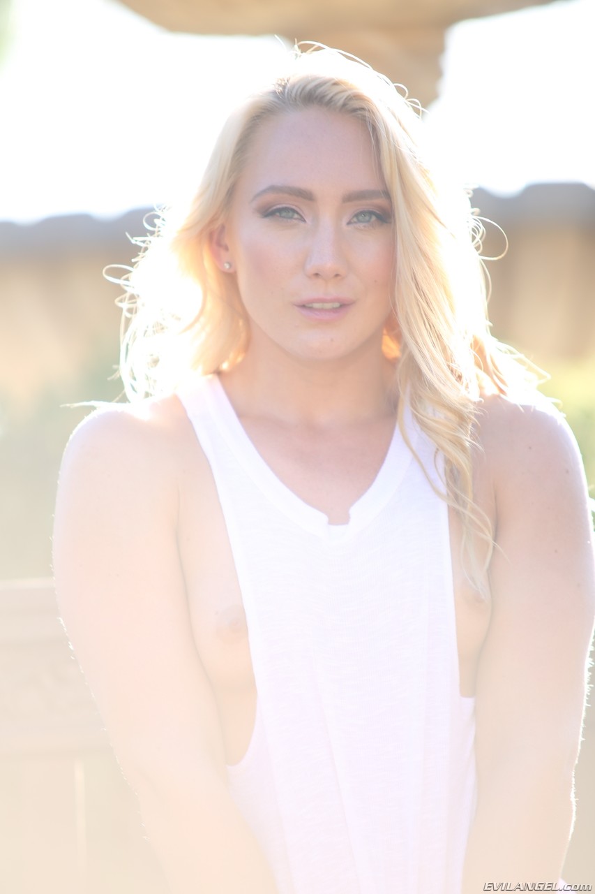 Open chat with Blonde American babe and say hi