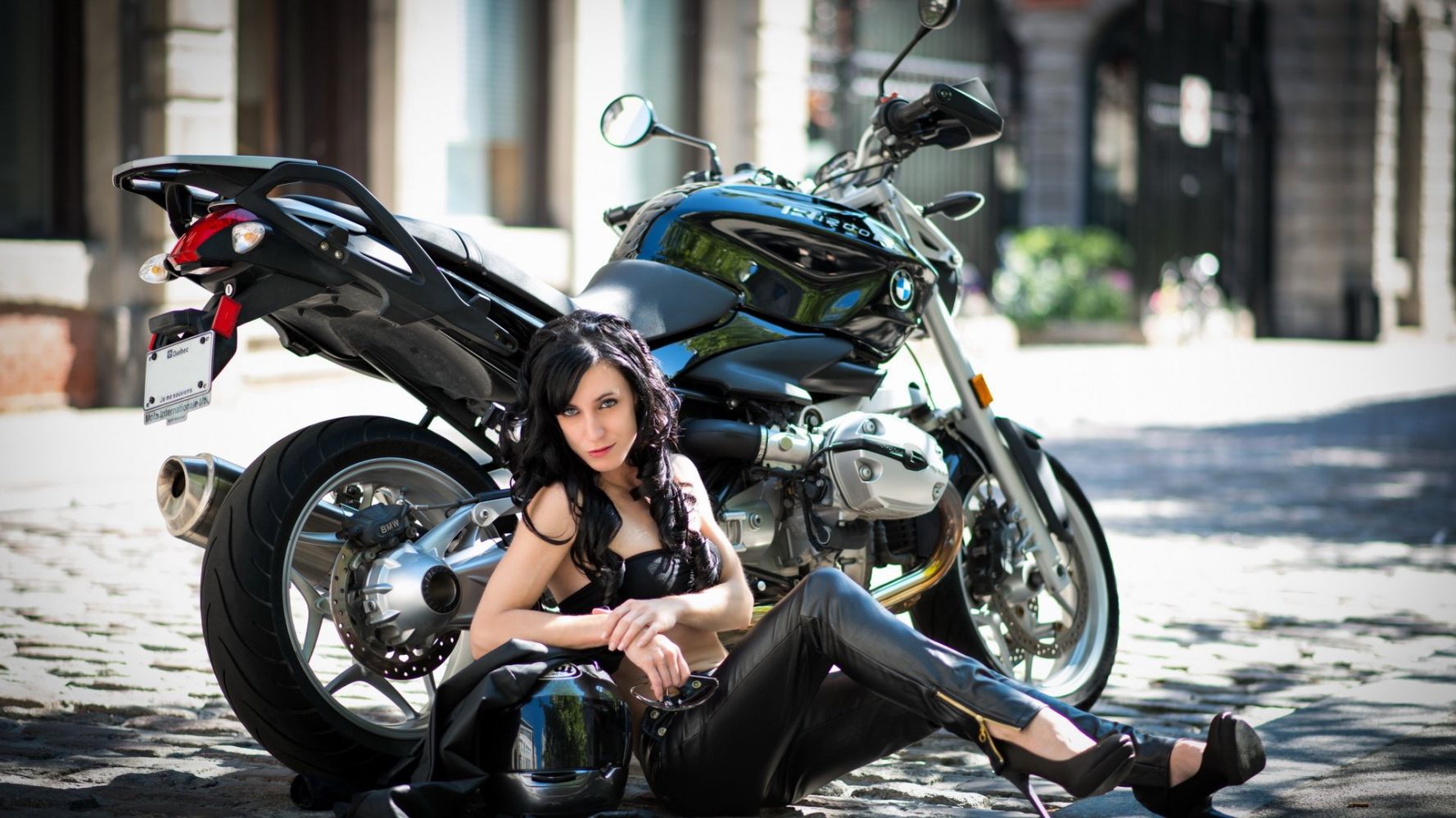 Fresh photos, fresh mood — European women on bikes online in Accra